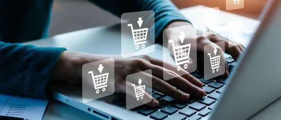 Digitales Marketing. Frauenhand-Online-Shopping auf Laptop-Computer mit virtuellem grafischem Symboldiagramm auf dem Schreibtisch, Online-Zahlung, Online-Shopping, Unternehmensfinanzierung, Internet-Netzwerk-Technologiekonzept
