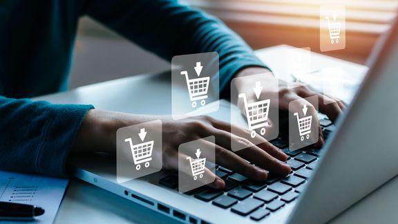 Digitales Marketing. Frauenhand-Online-Shopping auf Laptop-Computer mit virtuellem grafischem Symboldiagramm auf dem Schreibtisch, Online-Zahlung, Online-Shopping, Unternehmensfinanzierung, Internet-Netzwerk-Technologiekonzept 