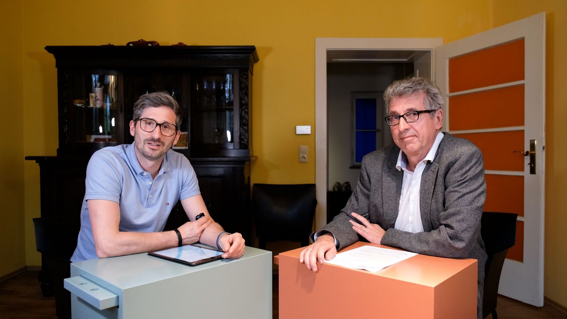 Phillip Baumgärtner und Ralf Bolay im Besprechungsraum der Agentur